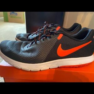 Nike men’s Flex Experience size 10.5